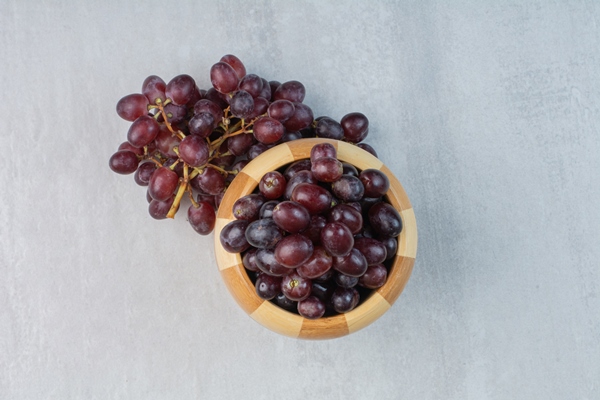bunch of purple grapes in bucket and on table high quality photo - Салат "Тиффани" с курицей и виноградом