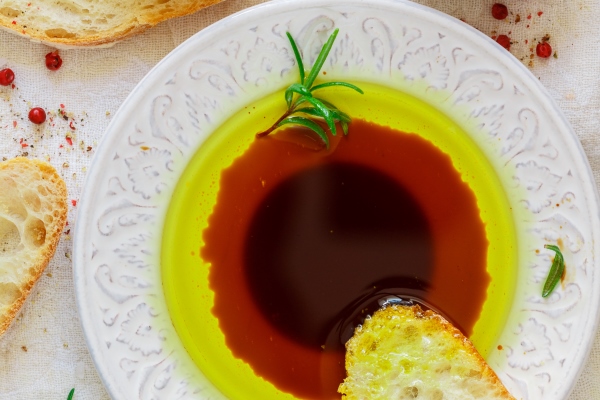 ciabatta and a sauce of olive oil and balsamic - Салат с фейхоа и овощами