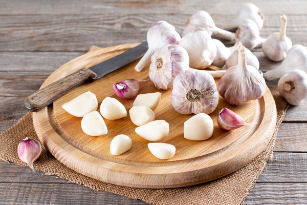 fresh garlic on a cutting board on table frozen garlic frozen food concept - Закуска овощная "Огонёк"