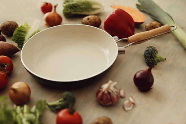 frying pan with vegetables - Суп с фрикадельками, нутом и лапшой