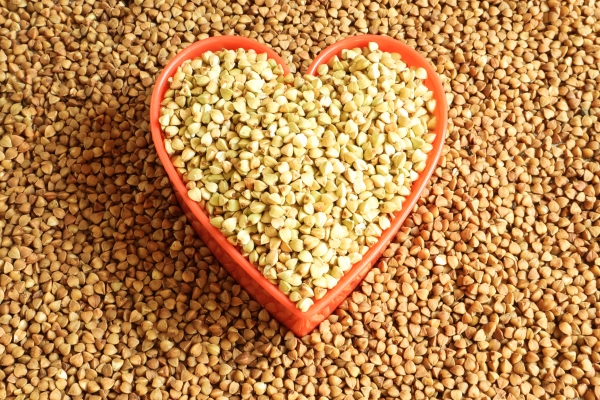 heart shaped dry green and fried buckwheat great food healthy groats organic raw non fried vegetarian food the concept of a healthy balanced and dietary diet copy space - Гречневое молоко