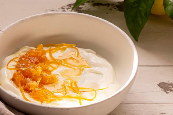 lemon peel with yogurt and honey on wooden table - Пирожное из хурмы (старинный рецепт)