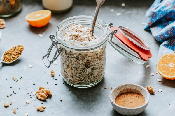 oats in a glass jar - Растительное молоко: виды и свойства