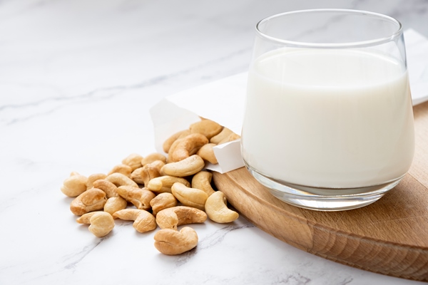 plant milk with heap of cashew nuts lactose free nondairy alternative types of milk vegan food - Растительное молоко: виды и свойства