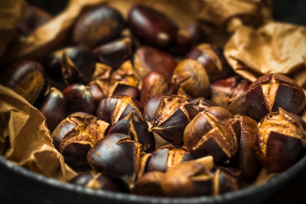 roasted chestnuts in a pan selective focus - Печёные каштаны