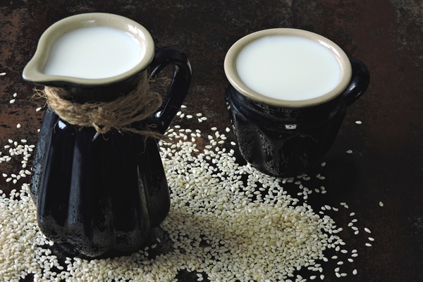 sesame milk in a jug vegan drinks - Кунжутное молоко