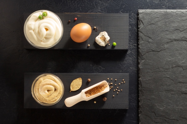 tomato sauce mayonnaise and mustard in bowl on wooden background - Салат мясной с солёными огурцами