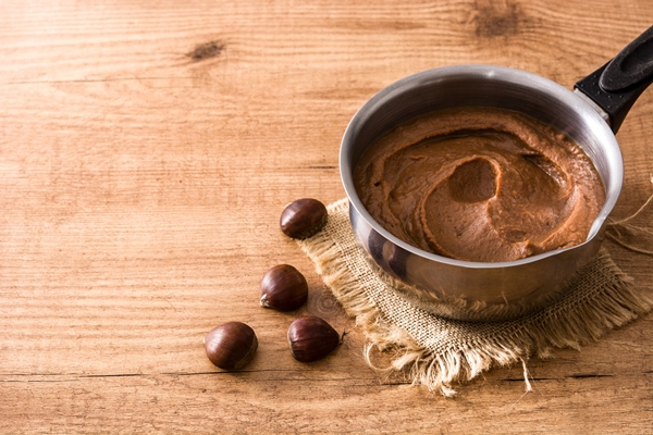 chestnut cream on pot wooden table - Каштановый крем