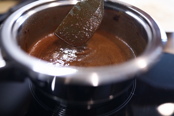 close up cooking caramel sauce in pan at home - Молочный сахар
