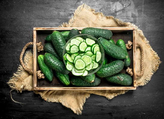 fresh cucumbers in a wooden tray - Салат суномоно с вакамэ, постный стол