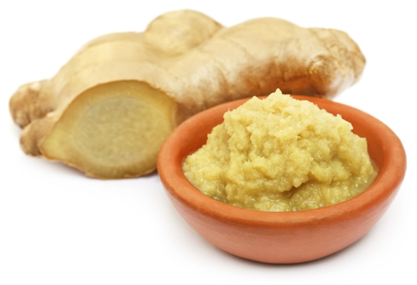 fresh mashed ginger in a bowl and whole over white background - Салат суномоно с вакамэ, постный стол