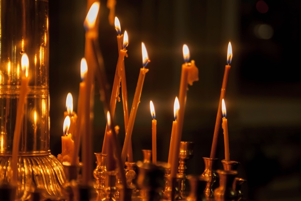 many burning wax candles in orthodox church or temple for ceremony easter - Календарь питания Рождественского поста по дням с 28 ноября 2021 года по 6 января 2022 года