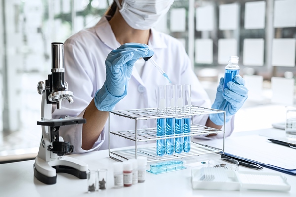 scientist or medical in lab coat holding test tube - Съедобные водоросли