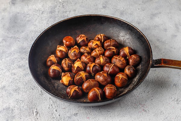 tasty roasted organic chestnuts 1 - Брюссельская капуста с беконом и каштанами