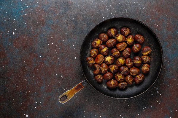 tasty roasted organic chestnuts - Жареные каштаны: польза, противопоказания, рецепт приготовления