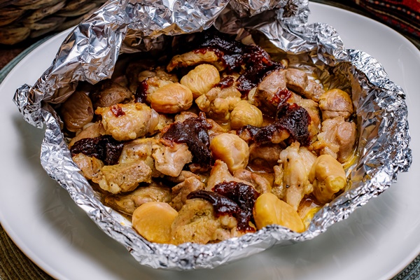 top view fried chicken in foil with dried fruits and chestnuts - Курица с каштанами и сухофруктами в фольге