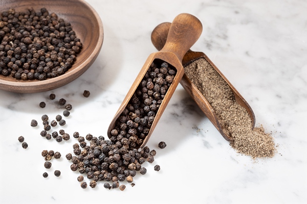 black pepper seeds and ground peppercorn on marble background spices for cooking piper nigrum - Заправка в квашеную капусту