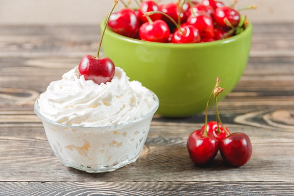 closeup of cherry fruit in cream dessert - Торт "Рождественское полено" с вишней