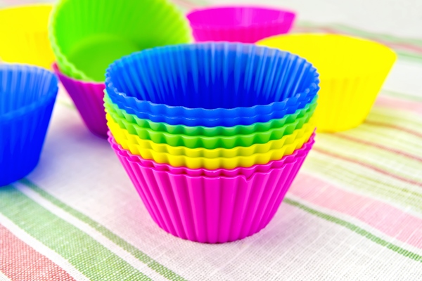 colorful silicone molds for cupcakes on linen - Торт "Рождественское полено" с вишней