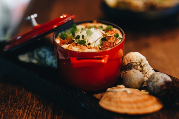 hot julienne with seafood in a red pot - Картофельная запеканка с капустой и грибами в горшочке