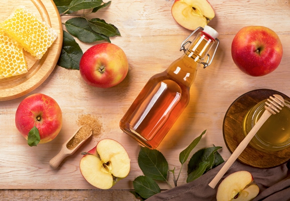 jewish holiday rosh hashana surface with apples and apple cider vinegar and honey on blackboard view from above flat lay - Капустный взвар