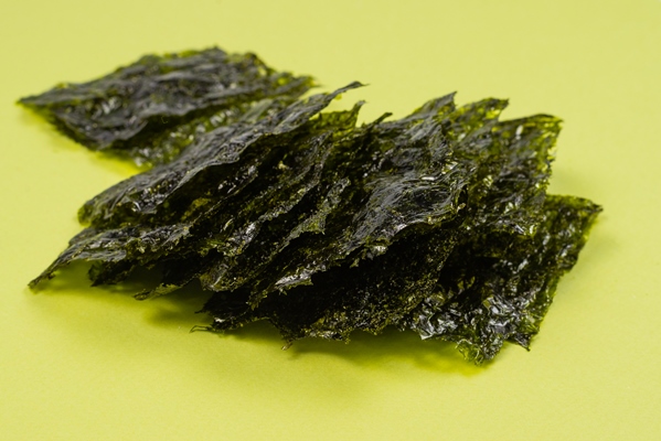 nori seaweed on a green background - Постная икра из нори