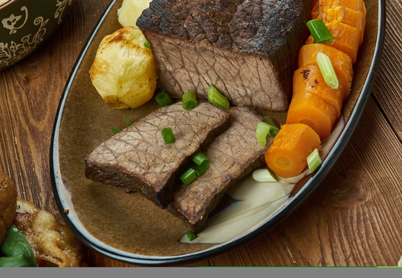 roast beef roast potatoes and gravy english cuisine britain traditional assorted dishes top view - Русский столовый хрен