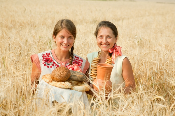 women with bread at rye field - Капустный взвар