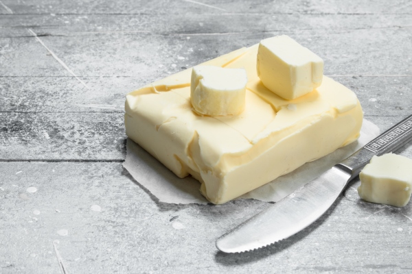 butter on paper with a knife on a rustic table - Беарнский соус (беарнез)