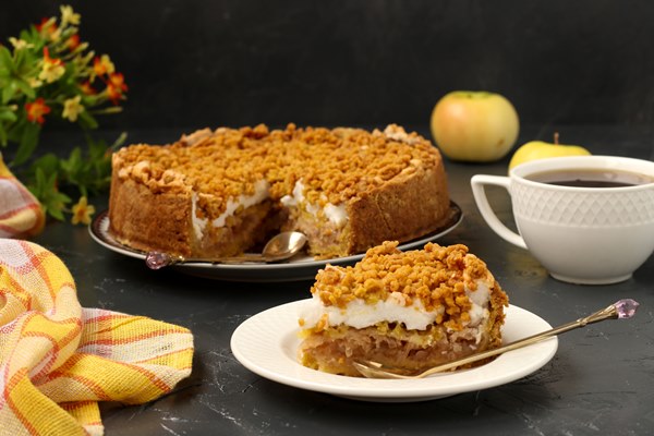 cake with apples meringues and cup of tea is located on a plate on a dark surface - Пирог "Мечта" с яблоками