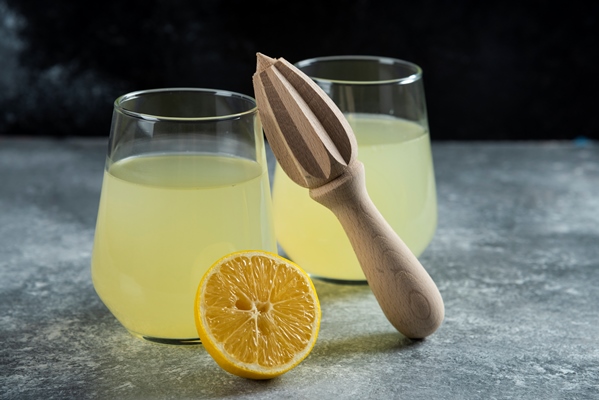 cups of lemonade with slice of lemon and wooden reamer - Французский соус эйоль (провансаль)