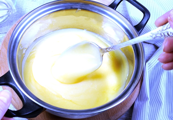 freshly prepared lemon kurd custard on fruit juice in a saucepan stir with a spoon - Торт 