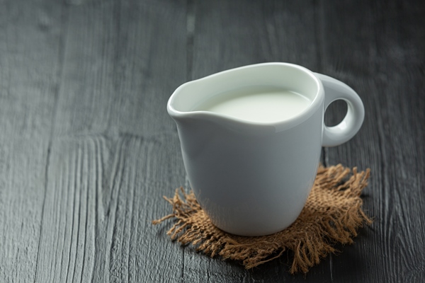 glass of milk on dark wooden surface - Чесночный суп-пюре