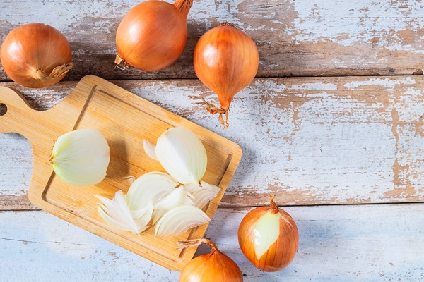 onion cut on a wooden cutting board - Беарнский соус (беарнез)