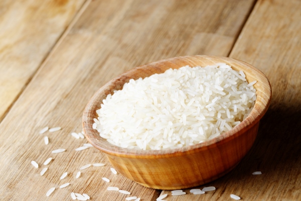 organic rice grains in wooden bowl - Куриный рассольник