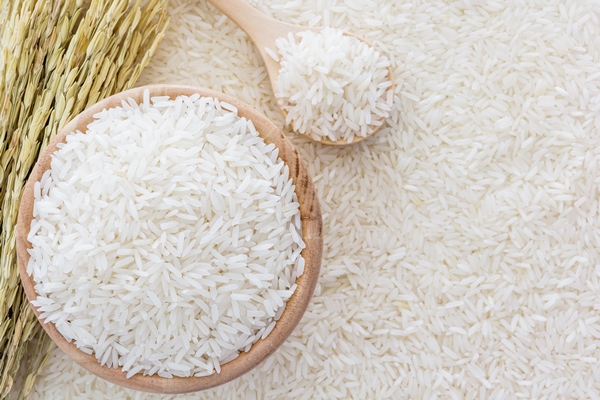white rice in bowl and a bag a wooden spoon and rice plant on white rice background - Суп из баранины с помидорами в горшочке