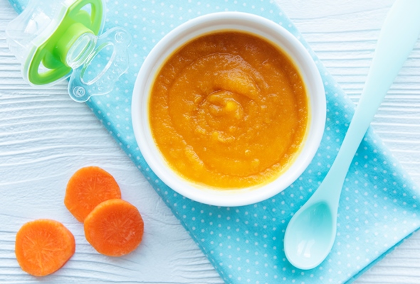 baby carrot mashed with spoon in bowl baby food - Морковное пюре (для детей до 1 года)