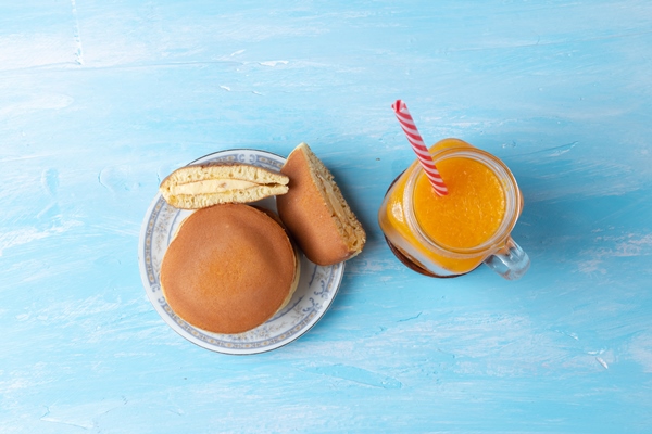 close up of creamy almond dorayaki japanese pancake sandwich - Японские блины дораяки