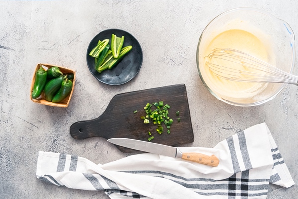 flat lay slicing jalapeno pepper to meake home made cornbread muffins with spicy jalapeno pepper - Кукурузные маффины с халапеньо