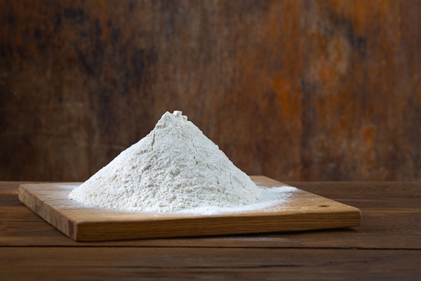 handful of flour on wooden table - Хлеб из цельнозерновой муки