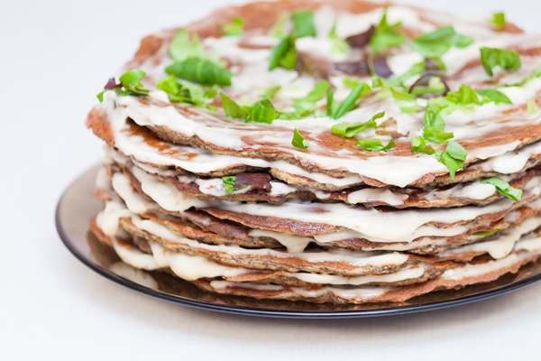 liver cake closeup with mayonnaise on white background - Печёночный пирог с морковью и луком