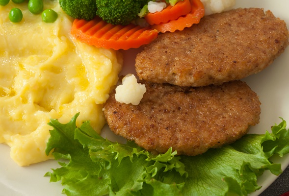 mashed potatoes with cutlets and steamed vegetables with grain bread close up - Котлеты "Школьные"