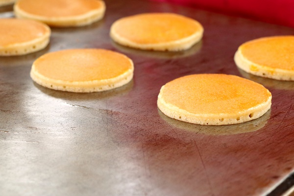 pancake dorayaki at street food - Японские блины дораяки