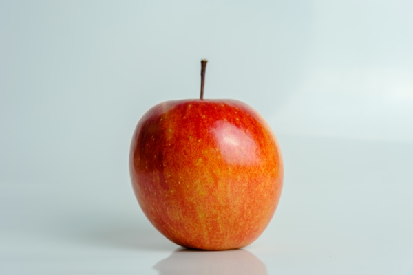red apple of fuji variety - Пюре из курицы и риса с морковью и яблоком (питание детей до 1 года)