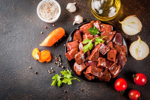 sliced raw beef liver with spices herbs and vegetables - Печёночные котлеты (для детей 1-2 лет)