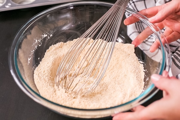 step by step baking cornbread muffins in metal muffin tin 2 - Кукурузные маффины с халапеньо