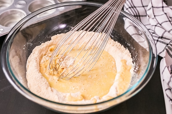 step by step baking cornbread muffins in metal muffin tin 3 - Кукурузные маффины с халапеньо
