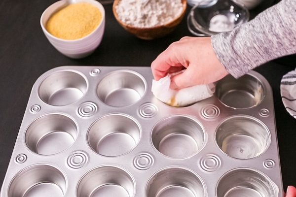 step by step buttering metal cupcake pan to bake cornbread muffins 1 - Кукурузные маффины с халапеньо