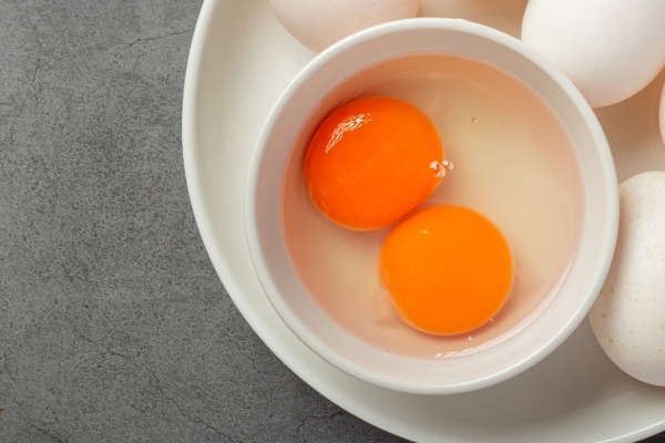 top view of duck eggs on dark surface - Печёночный пирог с морковью и луком