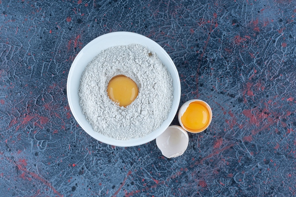 top view of fresh white chicken egg broken with yolk and egg white - Печёночные котлеты (для детей 1-2 лет)
